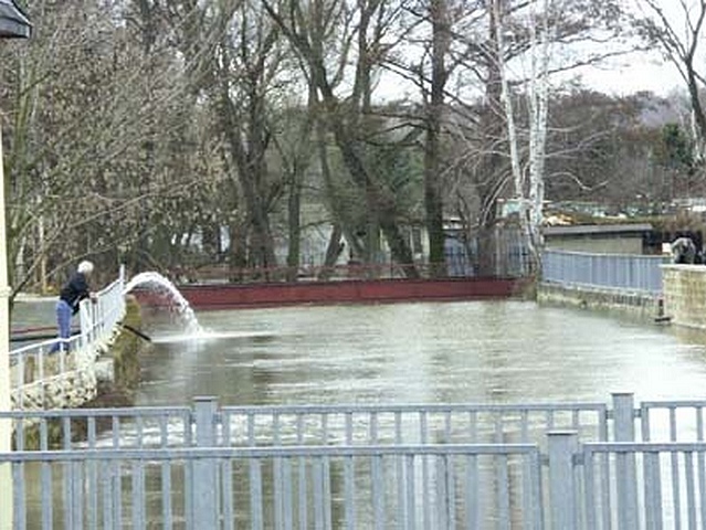 Pumparbeiten an der
              hochwasserführenden Gottleuba, 31.03.2006