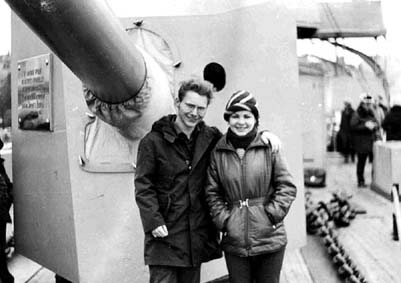 mit
                        Übersetzerin Olga Bestschastnaja auf
                        Panzerkreuzer "Aurora" in Leningrad,
                        1983