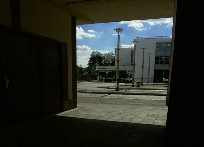 Durchblick durch das alte
                Busbahnhofsgebäude