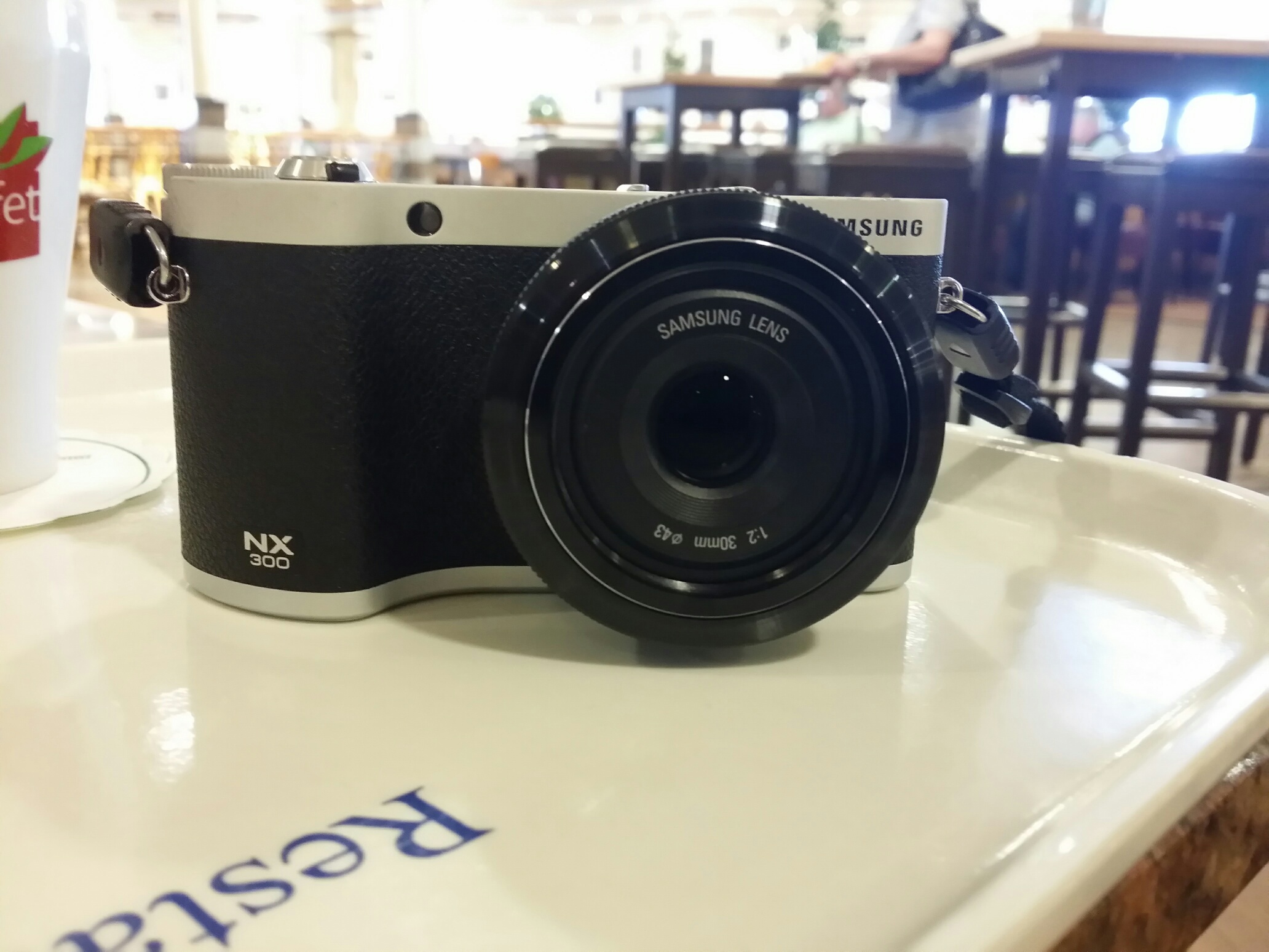 Smart Camera Samsung NX 300 mit
                      Objektiv 1:2.0/30 mm